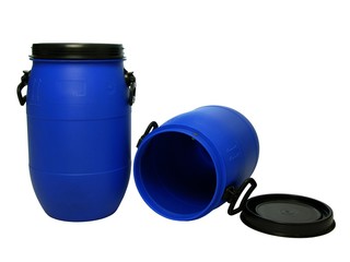 Zwei blaue Fässer