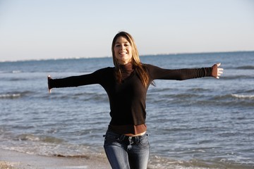 Femme sur la plage en hiver