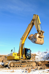 Obraz premium loader excavator in open cast in winter
