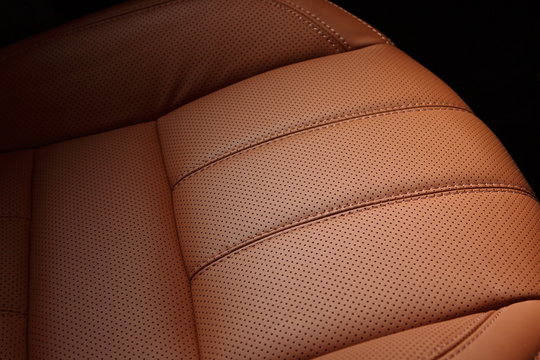 sedile auto in pelle traforata