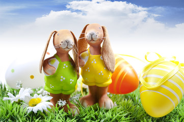Osterhasen auf einer Wiese mit Ostereiern