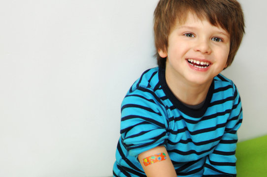 Fr&ouml;hlicher Junge im Krankenhaus