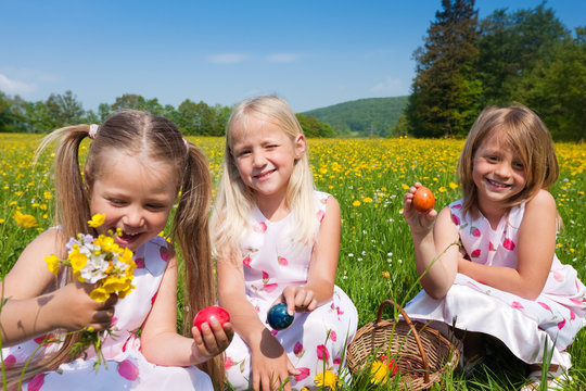 Ostern - Kinder suchen Ostereier