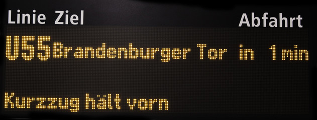 Obraz premium Infotafel auf dem Bahnhof