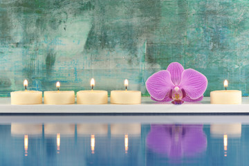 Kerzen, Orchidee und Spiegelung