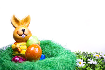 Osterhase in Osternest mit Osteeiern