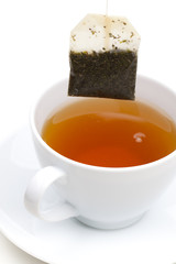 Teebeutel wird aus weißer Tasse genommen