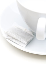Teebeutel neben weißer Tasse