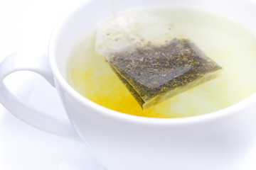 Teebeutel in weißer Tasse