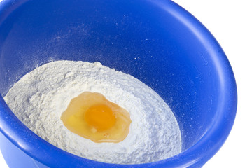 Ei aufgeschlagen in Mehl