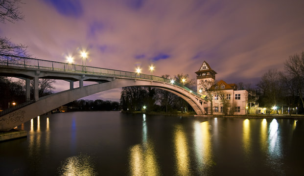 Insel der Jugen Br&uuml;cke
