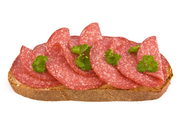 Brot mit Salami isoliert auf weißem Hintergrund