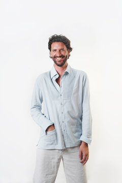 hombre guapo feliz