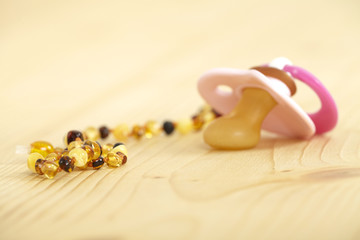 bernsteinkette und schnuller