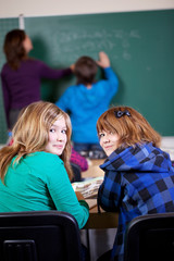 2 mädchen in der schule