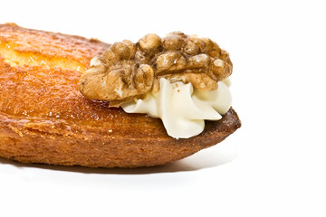 primer plano de pastel barquillo con nuez y nata