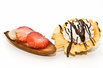 pastel de fresa y crema y pastel de nata con chocolate