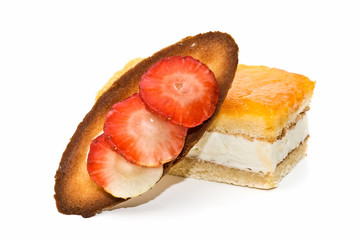 barquillo de fresa y pastel de yema tostada