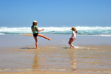 Fototapeta premium kinder am strand 1