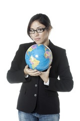 jeune femme présentation globe terrestre