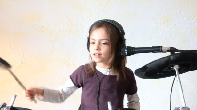 fillette &agrave; la batterie et au chant