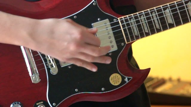 main de guitariste &eacute;lectrique