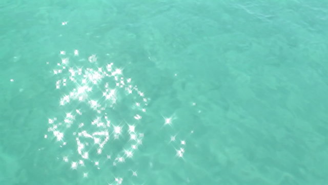 Glitzernde Wasseroberfl&auml;che