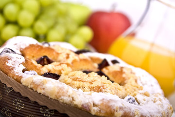 Kuchen mit Weintrauben und Orangensaft