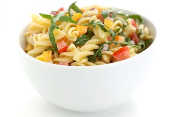 Nudelsalat mit Tomate, Paprika und Rucola