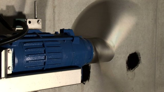 Elektromotor dreht Schraube