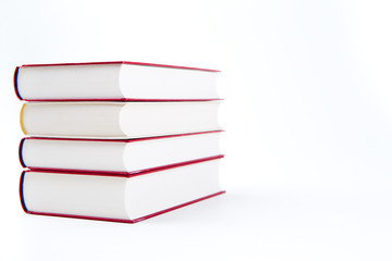 Stapel Bücher vor weißem Hintergrund