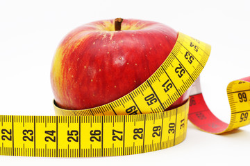 Di&auml;t Konzept mit Apfel und Ma&szlig;band