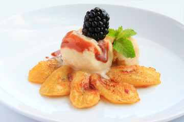 Fried bananas with ice cream