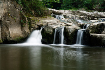 Fototapeta na wymiar Piękny wodospad bułgarski