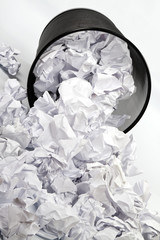 Papierkorb umgefallen