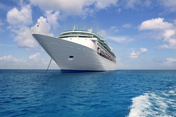 Fototapeta na wymiar Cruise boat anchor in Caribbean sea Cozumel
