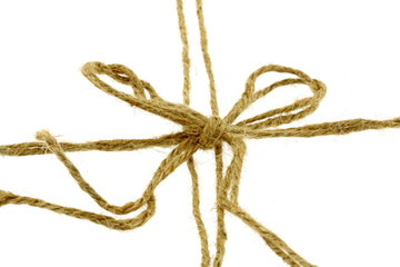noeud ficelle emballage colis fond blanc