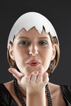 Osterfrau Eierschale Kusshand