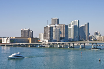 Fototapeta na wymiar Yacht Leaving Miami