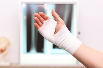 Hand im Verband