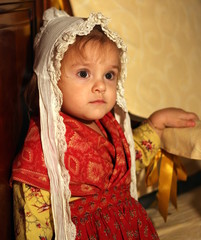 bébé fille en costume provençal traditionnel
