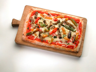 Pizza alle verdure su tagliere