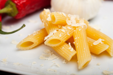 Rigatoninudeln mit Parmesan, Knoblauch und Chili