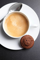 tasse à café et petit gateau