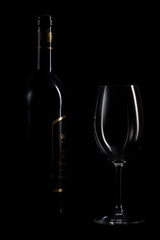 Rotweinflasche mit Glas