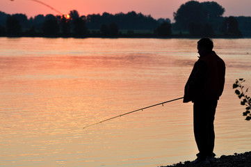 Angeln am Sonnenuntergang