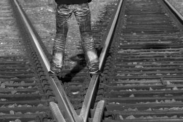 Teenager auf Eisenbahnweiche