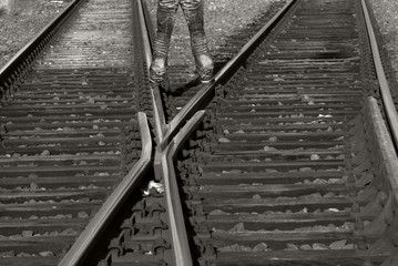 Teenager auf Eisenbahnweiche