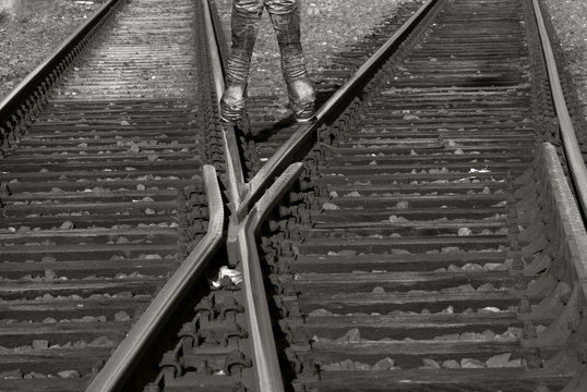 Teenager auf Eisenbahnweiche