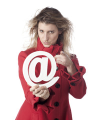 jeune femme pointant du doigt index arobase informatique